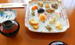 正月の御節（お節、おせち）料理を盆盛りで。汁椀は京都の漆塗り。小皿は加賀九谷焼。これからのライフデザインを提案するブログ「みらいメモ：暮らしと仕事を200字で」。そのカバー画像より。企画制作・矢嶋剛（綴り手　矢嶋ストーリーtokyo）。