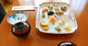 正月の御節（お節、おせち）料理を盆盛りで。汁椀は京都の漆塗り。小皿は加賀九谷焼。これからのライフデザインを提案するブログ「みらいメモ：暮らしと仕事を200字で」。そのOGP画像です。企画制作・矢嶋剛（綴り手　矢嶋ストーリーtokyo）。