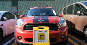 カーシェアリングのイメージを東京都目黒区のタイムズさんのパーキングロットから。MINIも借りることができます。赤と黒のツートンカラーがカッコイイですね。これからのライフデザインを提案するブログ「みらいメモ：暮らしと仕事を200字で」の記事「カー・シェアで、夢のミニマムライフ」のOGP画像です。企画制作・矢嶋剛（綴り手　矢嶋ストーリーtokyo）。