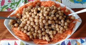 ひよこ豆、別名チャナ、ガルバンゾの自家製サラダです。大皿にまず茹でた人参の千切りサラダを敷き、その上に、カルダモンをまぶしてフレンチ・ドレッシングと絡めたひよこ豆のサラダを盛り付けました。パーティーで出すと大人気です！これからのライフデザインを提案するブログ「みらいメモ：暮らしと仕事を200字で」の記事「おしゃれでお手頃、ひよこ豆」のOGP画像です。企画制作・矢嶋剛（綴り手　矢嶋ストーリーtokyo）。